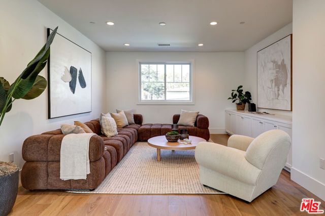 11729 Hartsook Street, Valley Village, CA 91607