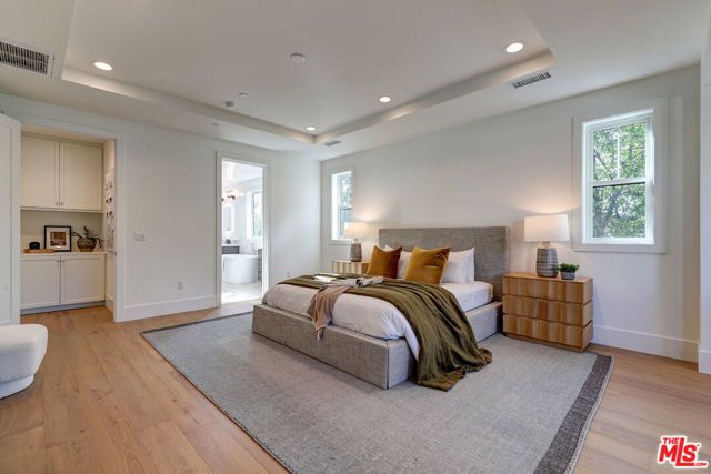 11729 Hartsook Street, Valley Village, CA 91607