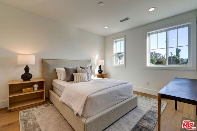 11729 Hartsook Street, Valley Village, CA 91607