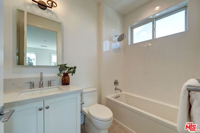 11729 Hartsook Street, Valley Village, CA 91607