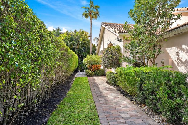 8110 Sandpiper Way, West Palm Beach, FL 33412