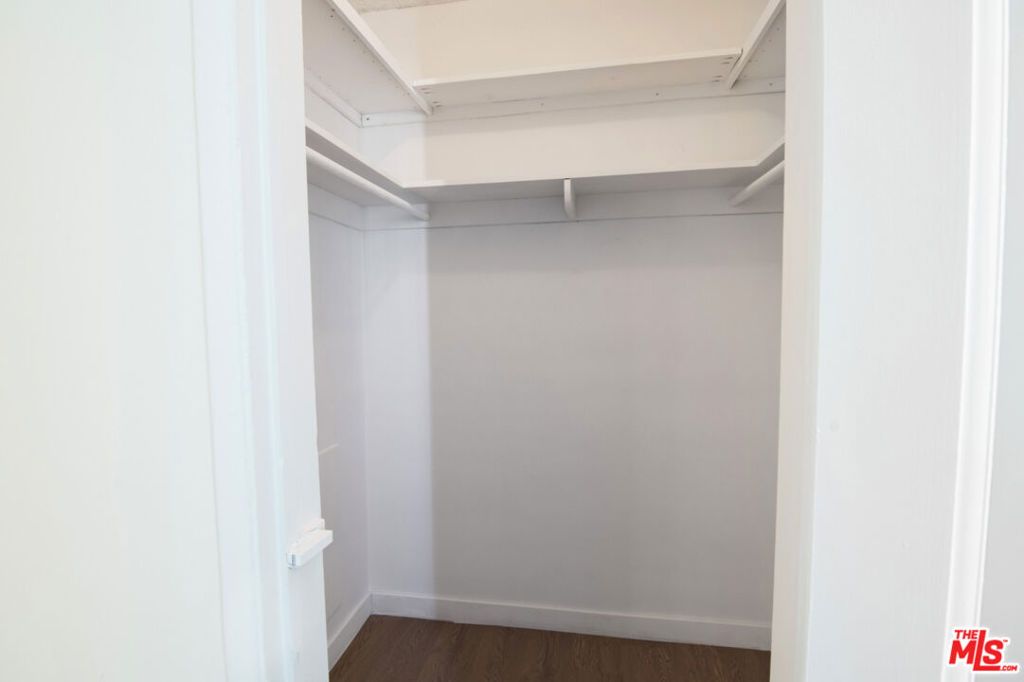 Image 8 of property listing at 2241 Virginia Avenue 8, Santa Monica, CA 90404