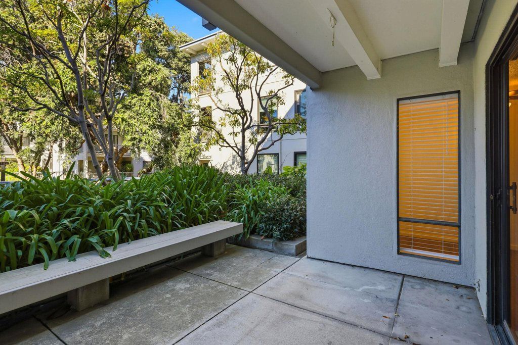 Image 4 of property listing at 4 4 Admiral Drive 226, Emeryville, CA 94608