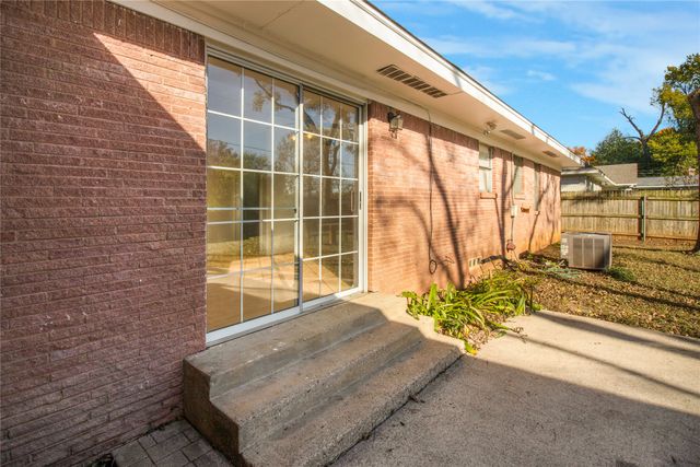 1618 University Drive, Arlington, TX 76013