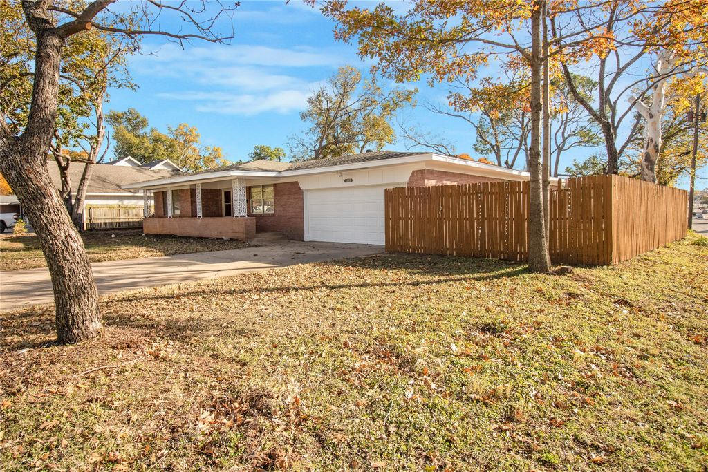 1618 University Drive, Arlington, TX 76013