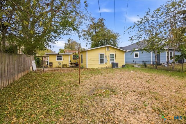 1507 E Mistletoe Avenue, Victoria, TX 77901