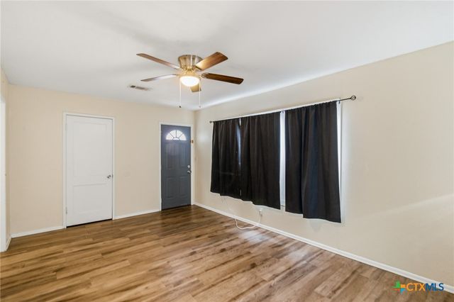 1507 E Mistletoe Avenue, Victoria, TX 77901