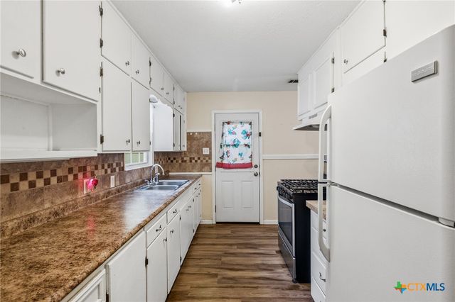 1507 E Mistletoe Avenue, Victoria, TX 77901