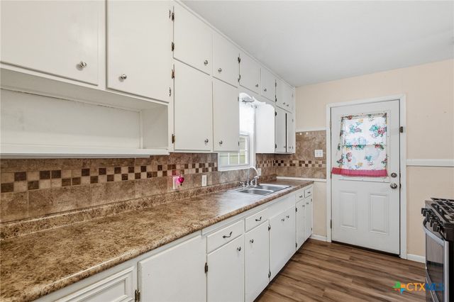 1507 E Mistletoe Avenue, Victoria, TX 77901