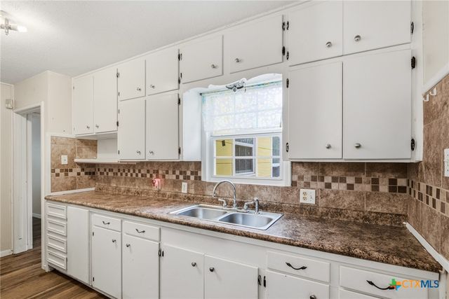 1507 E Mistletoe Avenue, Victoria, TX 77901