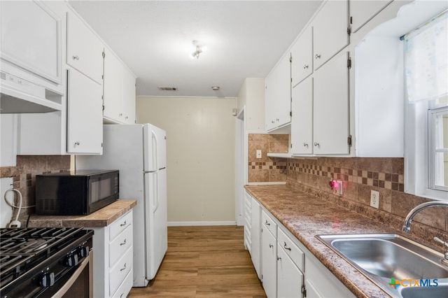 1507 E Mistletoe Avenue, Victoria, TX 77901