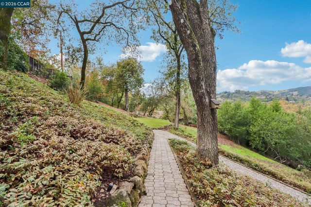 858 Mountain View Dr, Lafayette, CA 94549