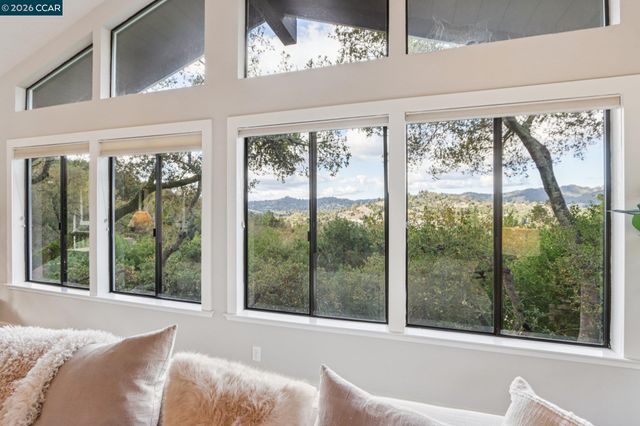 858 Mountain View Dr, Lafayette, CA 94549