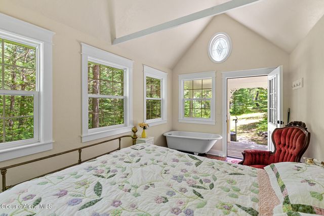 306 Pinewood LN, Cocolalla, ID 83813