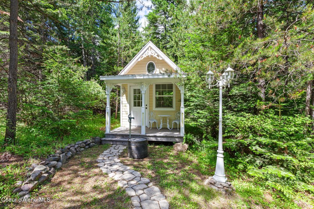 306 Pinewood LN, Cocolalla, ID 83813