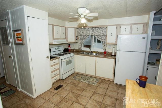 139 VILLAGE W Drive, Spotswood, NJ 08884