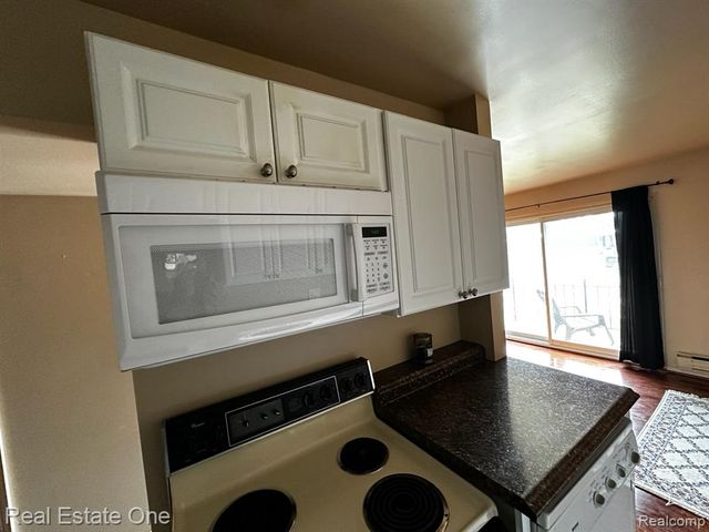 1868 Colonial Village Way 4, Waterford, MI 48328