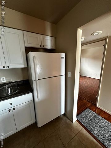 1868 Colonial Village Way 4, Waterford, MI 48328