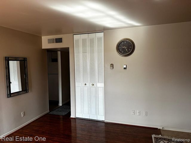 1868 Colonial Village Way 4, Waterford, MI 48328