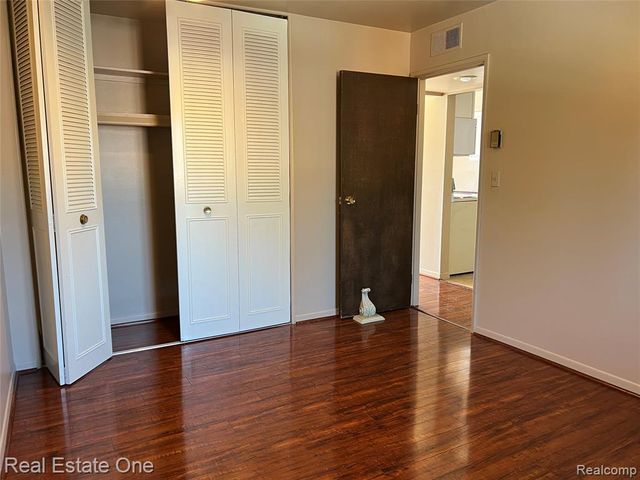 1868 Colonial Village Way 4, Waterford, MI 48328