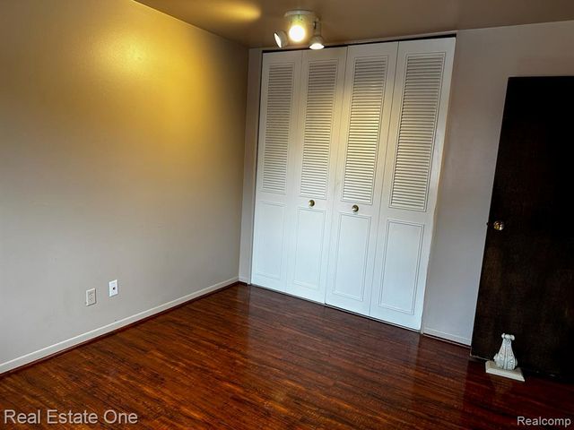 1868 Colonial Village Way 4, Waterford, MI 48328