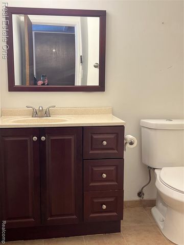 1868 Colonial Village Way 4, Waterford, MI 48328