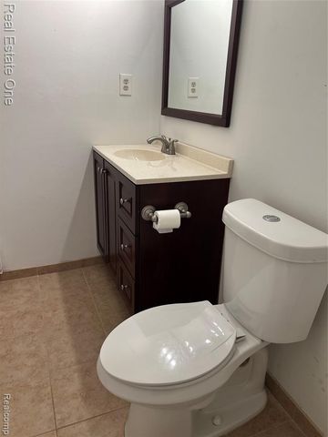 1868 Colonial Village Way 4, Waterford, MI 48328