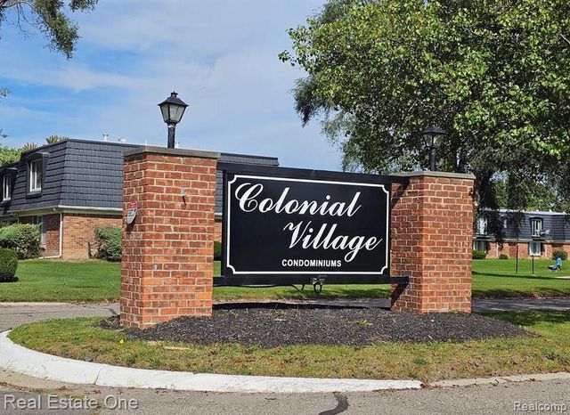 1868 Colonial Village Way 4, Waterford, MI 48328