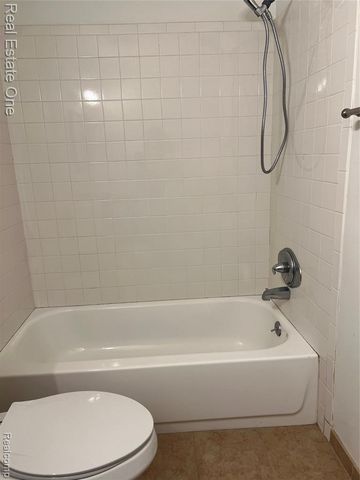 1868 Colonial Village Way 4, Waterford, MI 48328