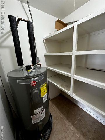 1868 Colonial Village Way 4, Waterford, MI 48328