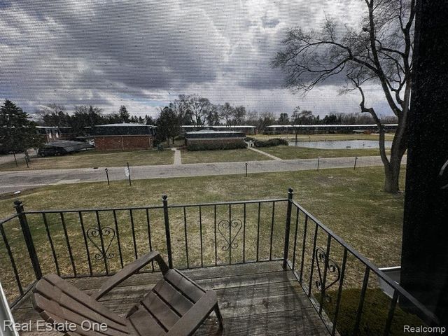 1868 Colonial Village Way 4, Waterford, MI 48328