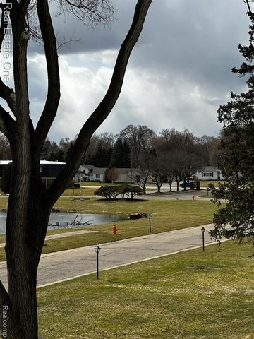 1868 Colonial Village Way 4, Waterford, MI 48328