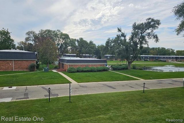 1868 Colonial Village Way 4, Waterford, MI 48328