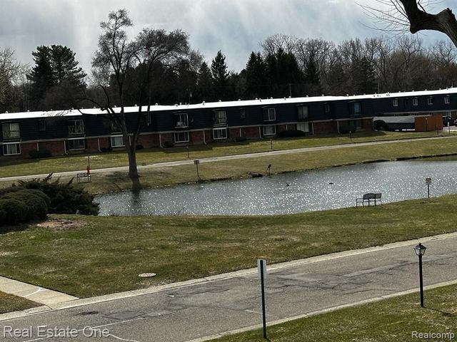 1868 Colonial Village Way 4, Waterford, MI 48328