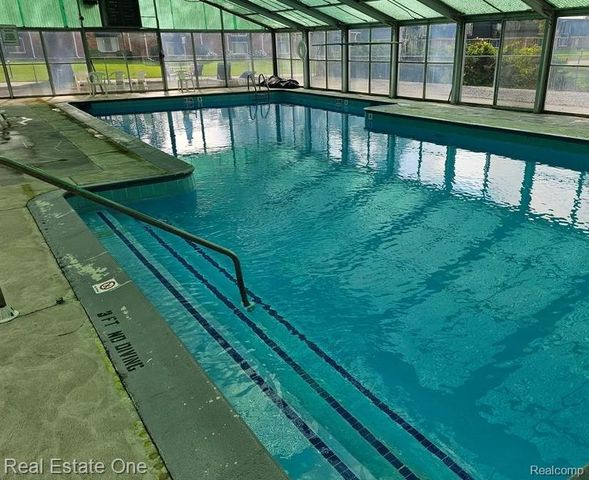 1868 Colonial Village Way 4, Waterford, MI 48328