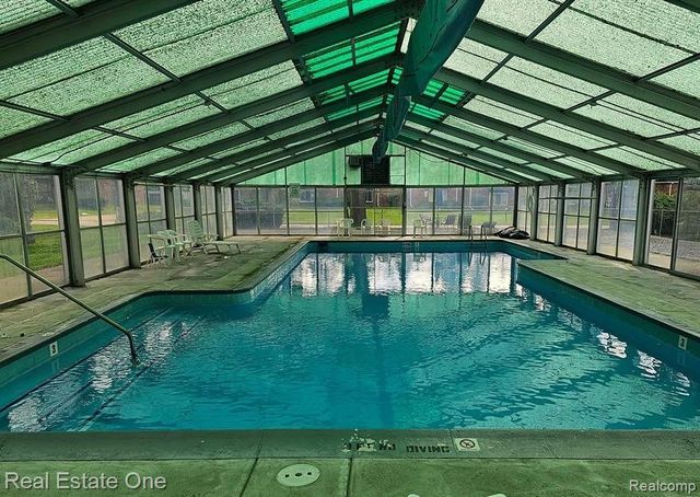 1868 Colonial Village Way 4, Waterford, MI 48328