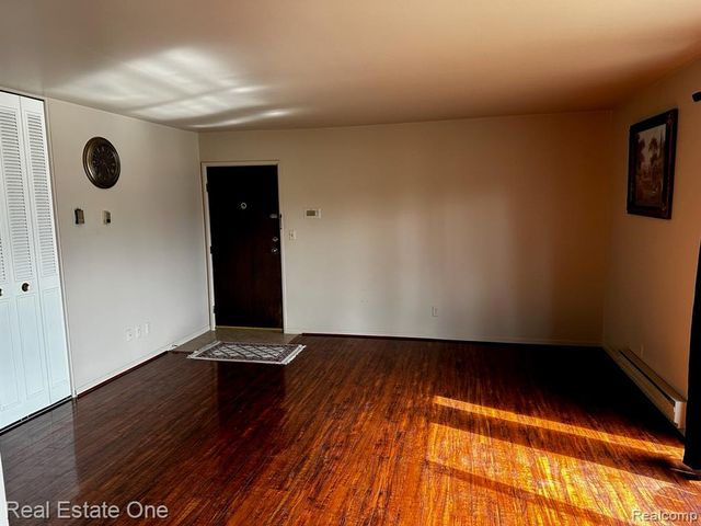 1868 Colonial Village Way 4, Waterford, MI 48328