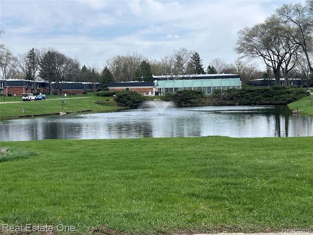 1868 Colonial Village Way 4, Waterford, MI 48328