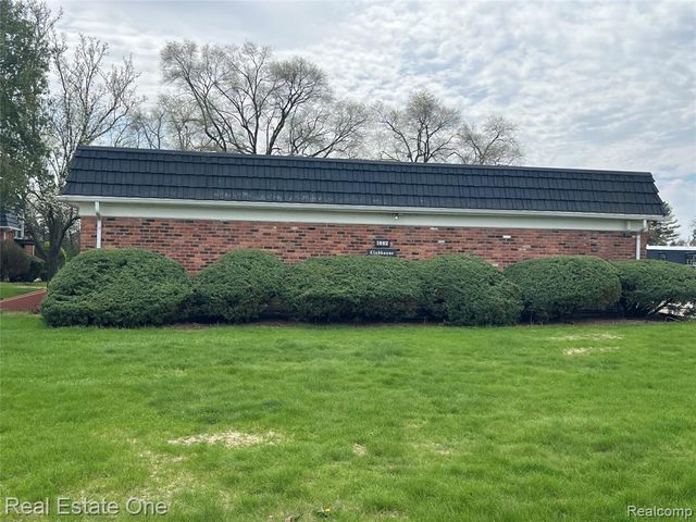 1868 Colonial Village Way 4, Waterford, MI 48328
