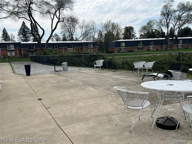 1868 Colonial Village Way 4, Waterford, MI 48328