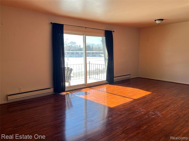 1868 Colonial Village Way 4, Waterford, MI 48328