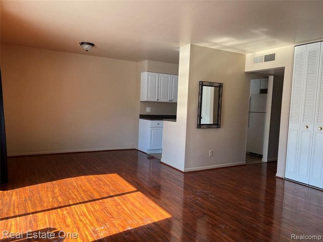 1868 Colonial Village Way 4, Waterford, MI 48328