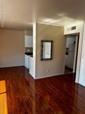 1868 Colonial Village Way 4, Waterford, MI 48328