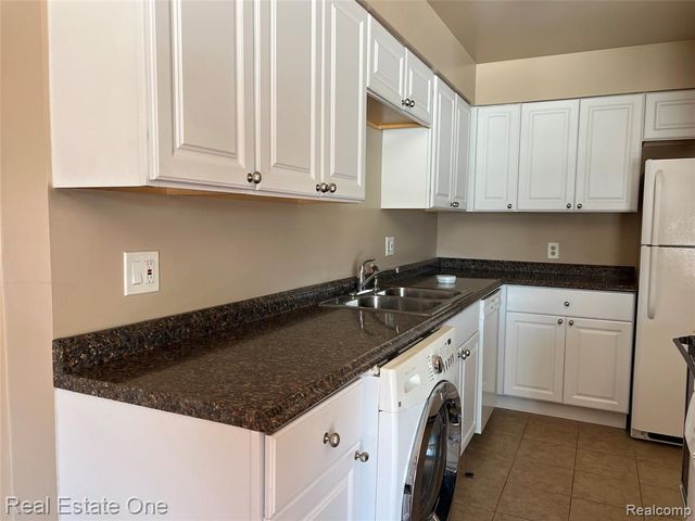 1868 Colonial Village Way 4, Waterford, MI 48328