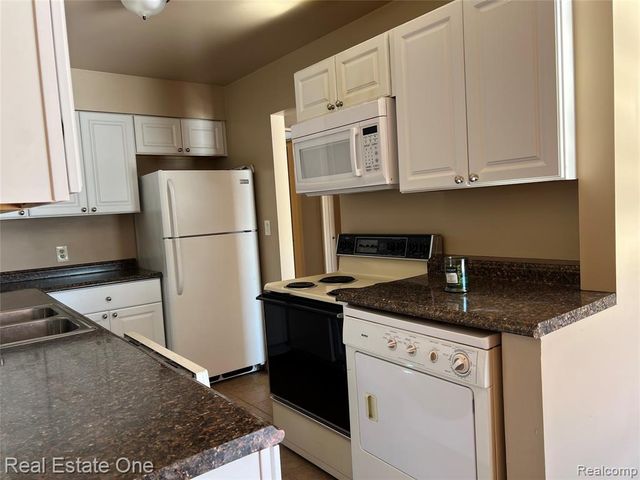 1868 Colonial Village Way 4, Waterford, MI 48328