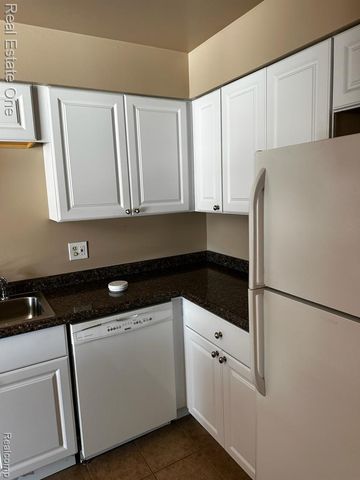 1868 Colonial Village Way 4, Waterford, MI 48328