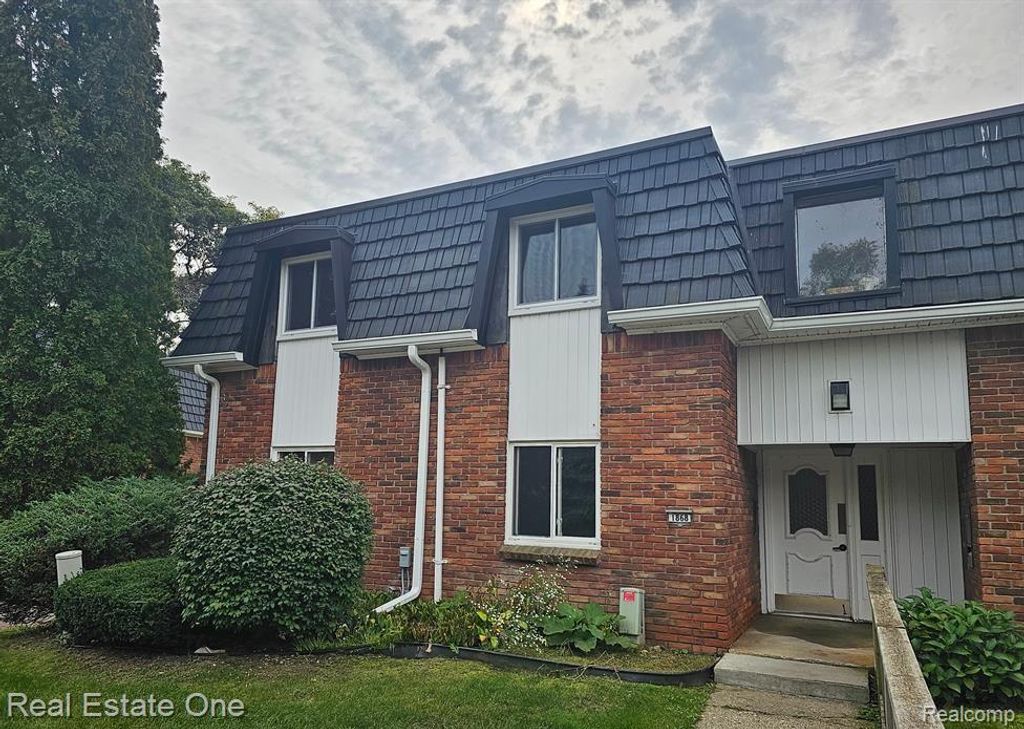 1868 Colonial Village Way 4, Waterford, MI 48328