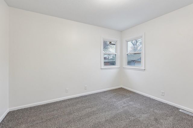 2626 AVE L, Council Bluffs, IA 51501