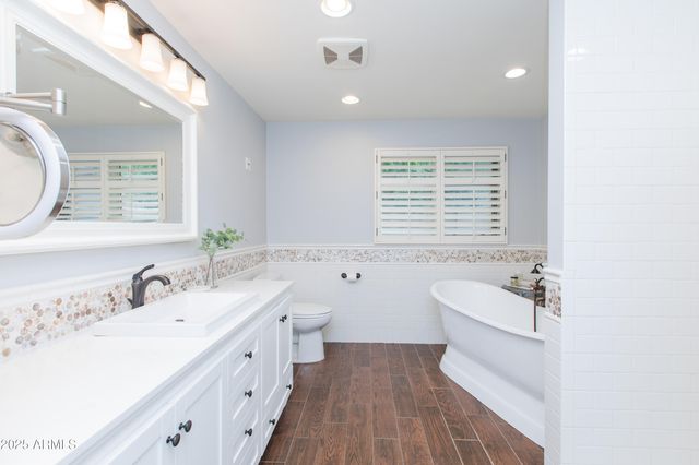 4245 E EARLL Drive, Phoenix, AZ 85018