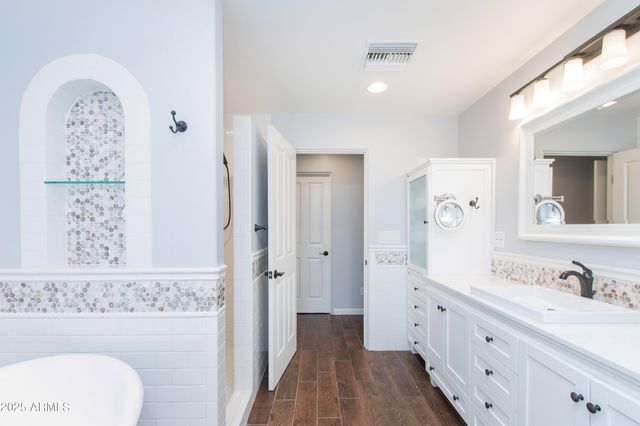 4245 E EARLL Drive, Phoenix, AZ 85018